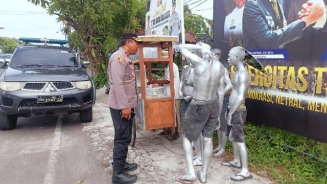 Bali Ponders Ways to Remove “Silver Men” from Denpasar Streets