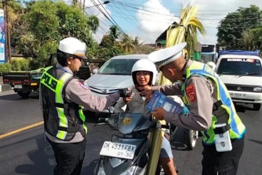 Foreign Motorcycle Drivers Frequently Fail to Wear Helmets